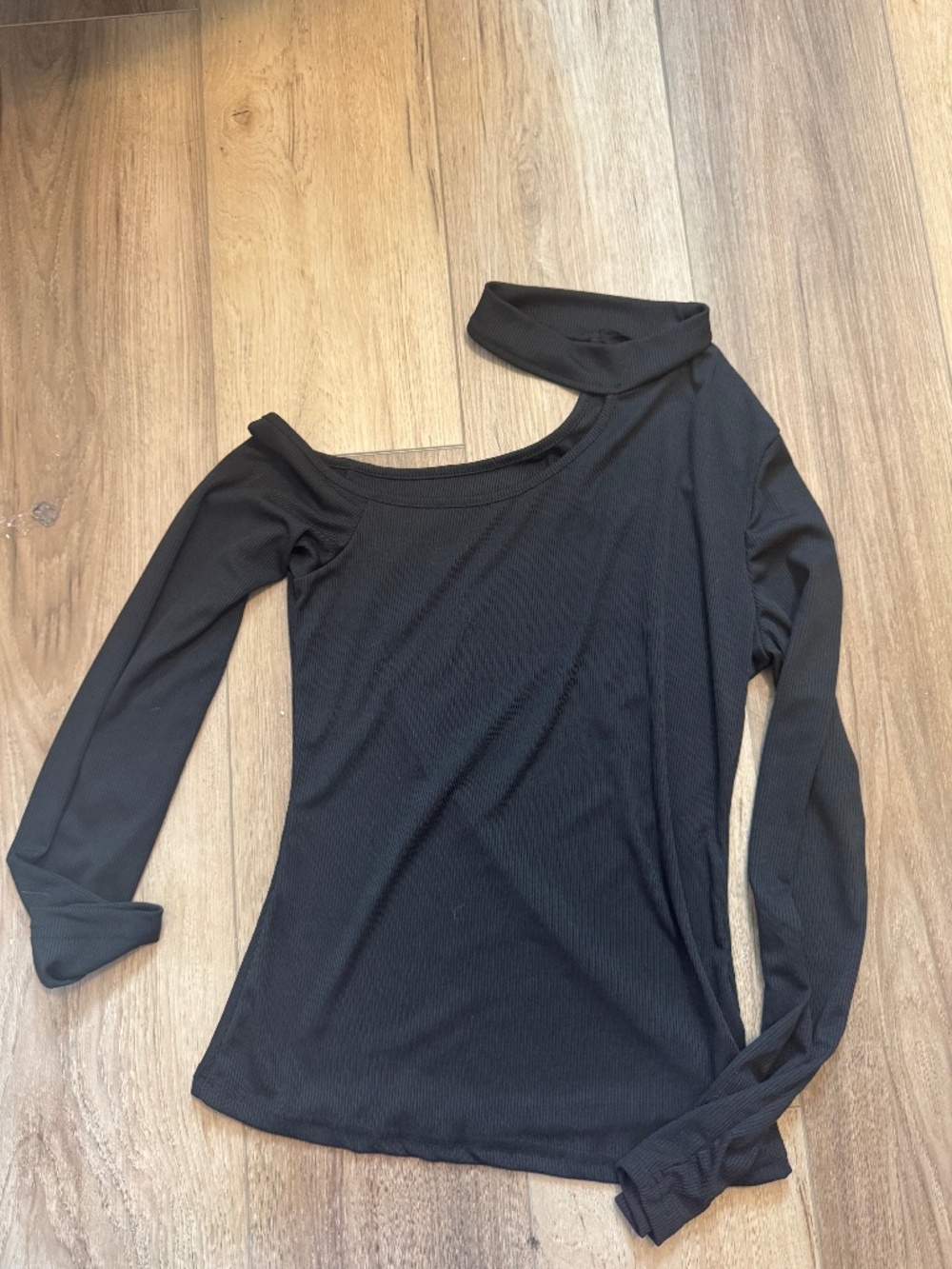 Open shoulder stretchy long sleeve cut out size medium